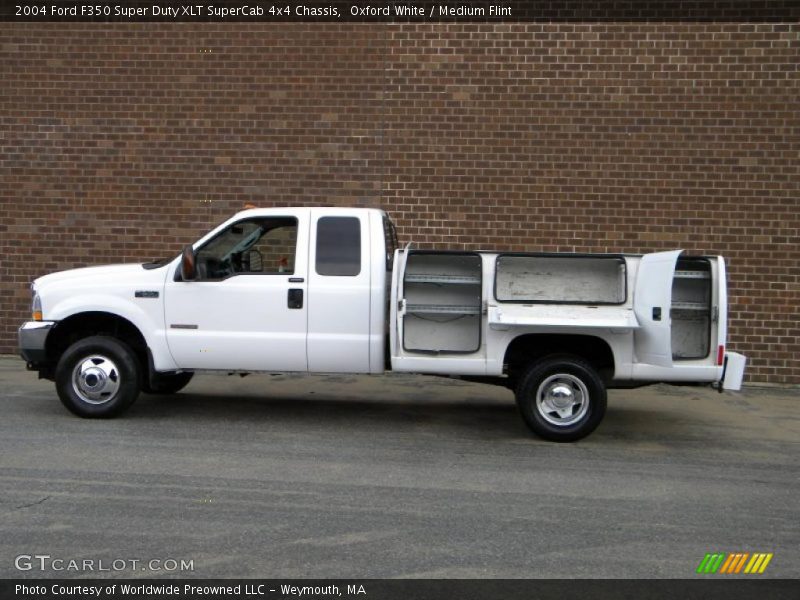 Oxford White / Medium Flint 2004 Ford F350 Super Duty XLT SuperCab 4x4 Chassis