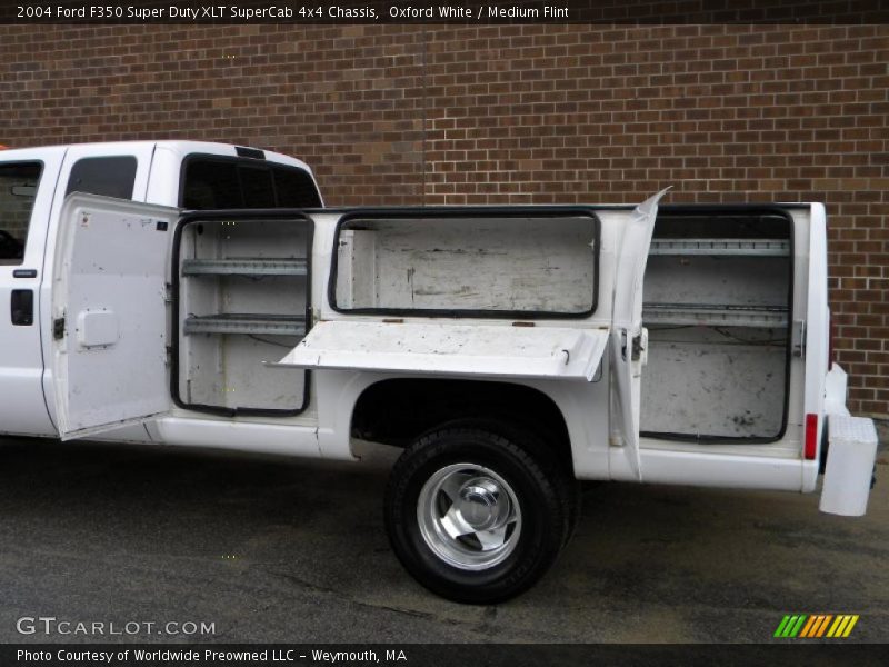 Oxford White / Medium Flint 2004 Ford F350 Super Duty XLT SuperCab 4x4 Chassis