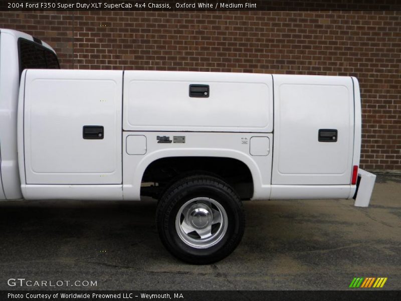 Oxford White / Medium Flint 2004 Ford F350 Super Duty XLT SuperCab 4x4 Chassis