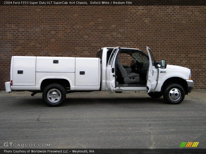 Oxford White / Medium Flint 2004 Ford F350 Super Duty XLT SuperCab 4x4 Chassis