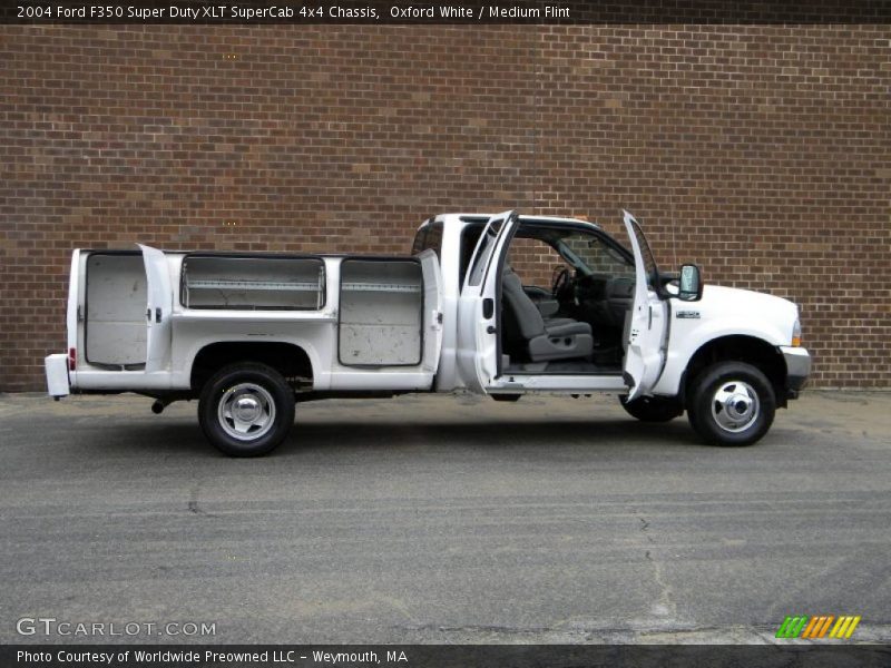 Oxford White / Medium Flint 2004 Ford F350 Super Duty XLT SuperCab 4x4 Chassis