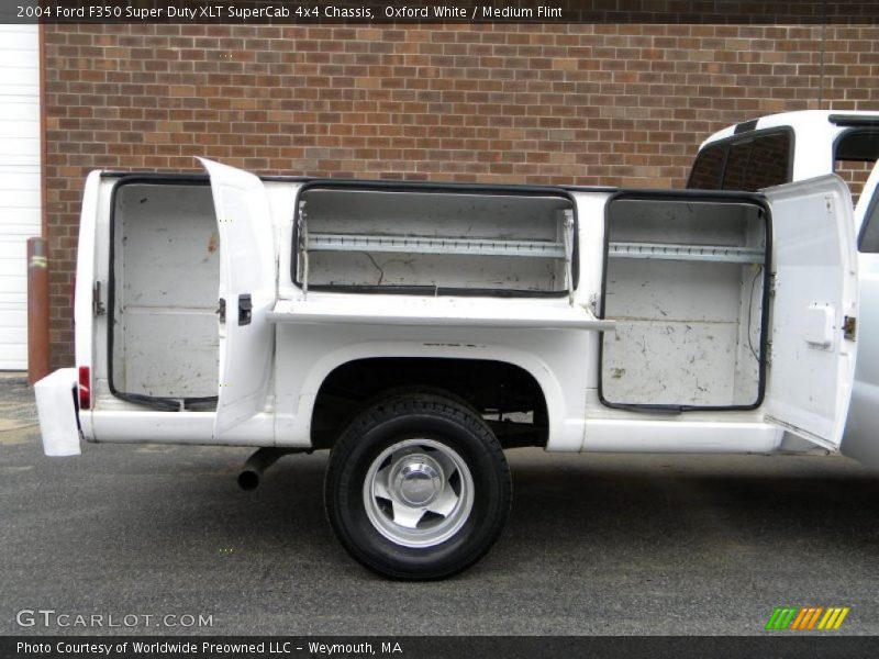 Oxford White / Medium Flint 2004 Ford F350 Super Duty XLT SuperCab 4x4 Chassis