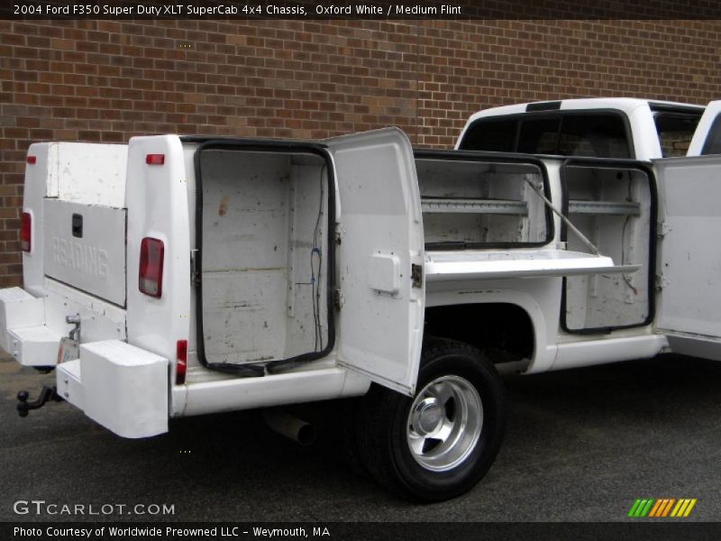 Oxford White / Medium Flint 2004 Ford F350 Super Duty XLT SuperCab 4x4 Chassis