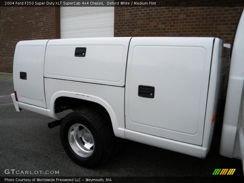Oxford White / Medium Flint 2004 Ford F350 Super Duty XLT SuperCab 4x4 Chassis