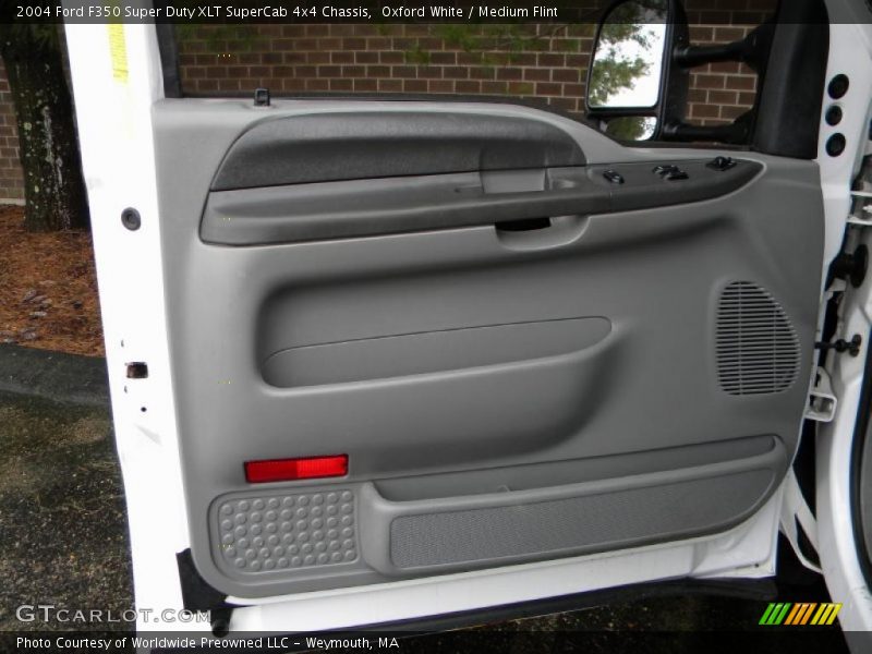 Oxford White / Medium Flint 2004 Ford F350 Super Duty XLT SuperCab 4x4 Chassis