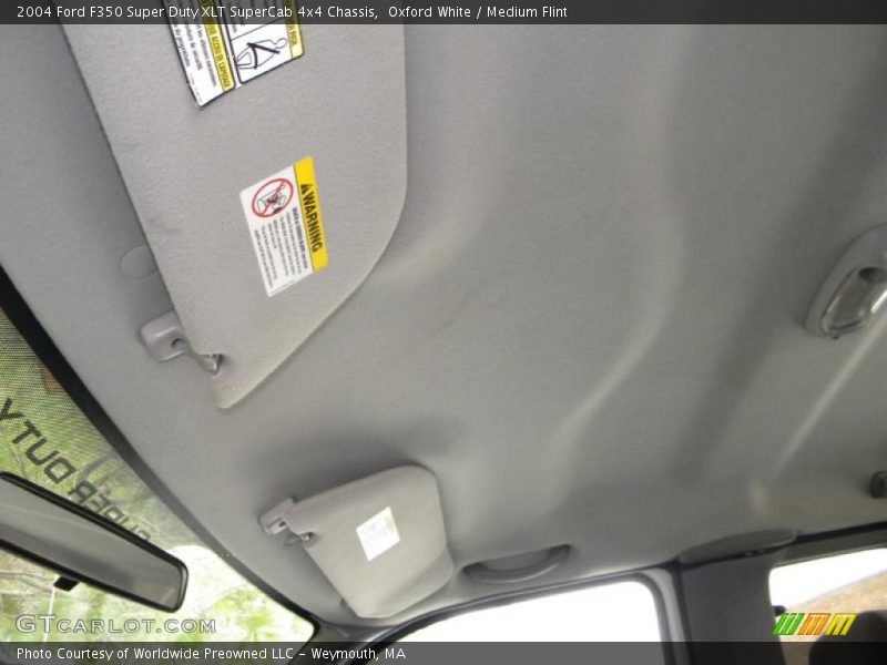 Oxford White / Medium Flint 2004 Ford F350 Super Duty XLT SuperCab 4x4 Chassis