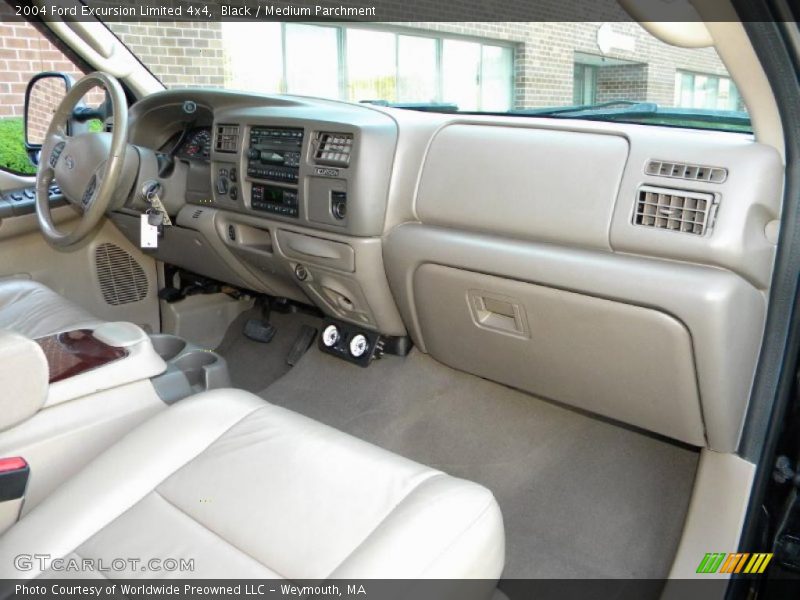Dashboard of 2004 Excursion Limited 4x4