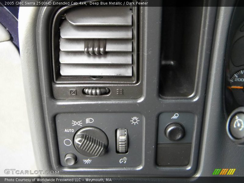 Controls of 2005 Sierra 2500HD Extended Cab 4x4