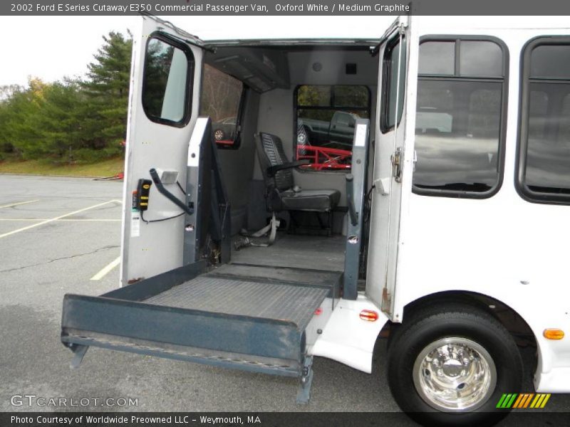 Oxford White / Medium Graphite 2002 Ford E Series Cutaway E350 Commercial Passenger Van