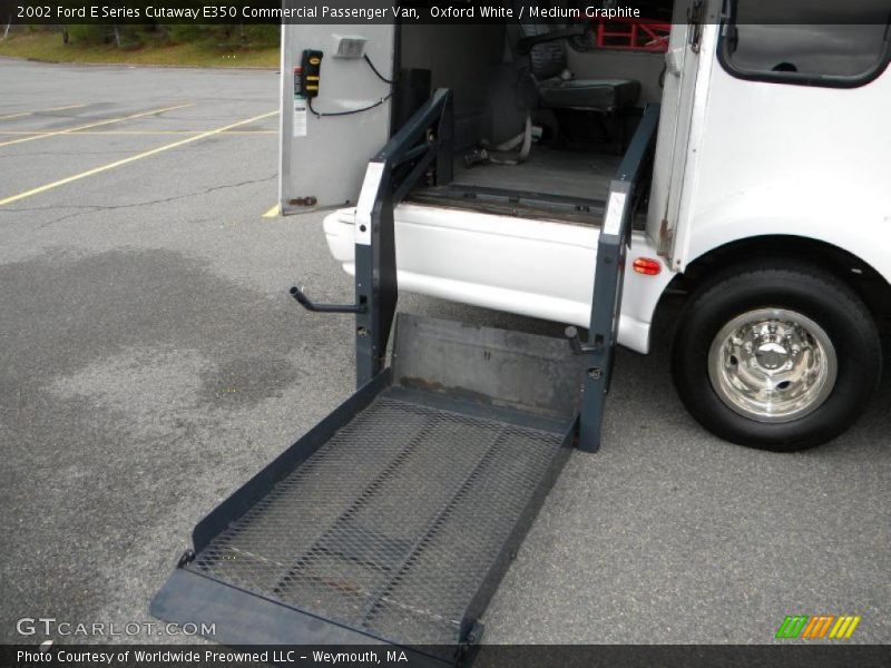 Oxford White / Medium Graphite 2002 Ford E Series Cutaway E350 Commercial Passenger Van