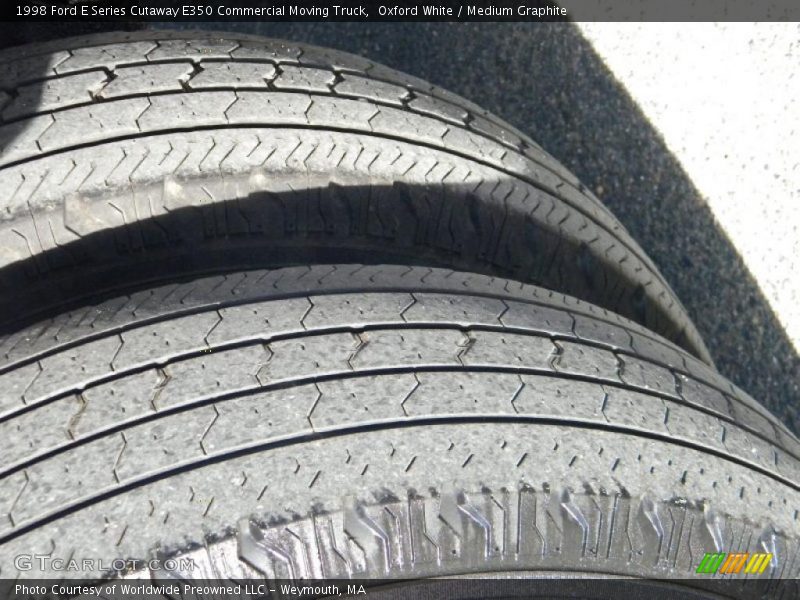 Oxford White / Medium Graphite 1998 Ford E Series Cutaway E350 Commercial Moving Truck