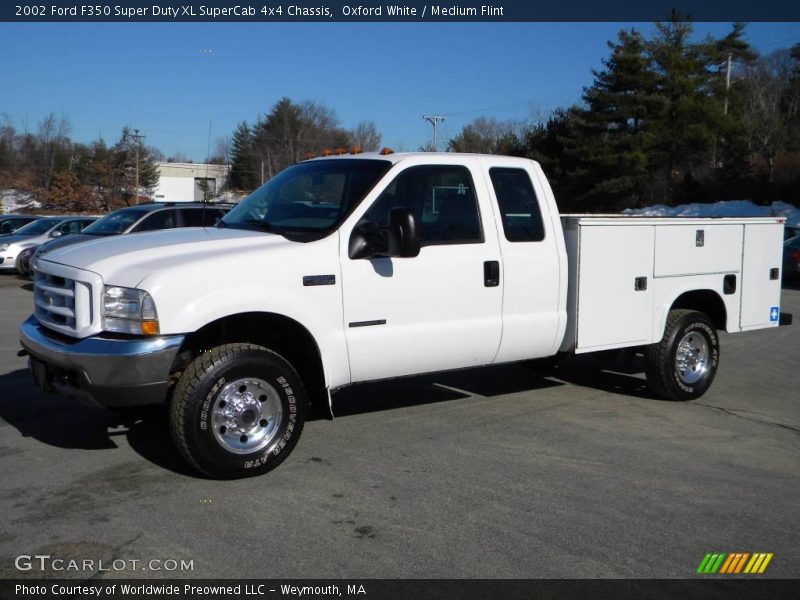 Oxford White / Medium Flint 2002 Ford F350 Super Duty XL SuperCab 4x4 Chassis