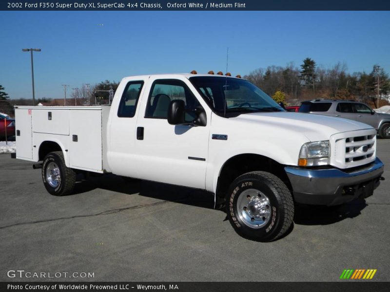 Oxford White / Medium Flint 2002 Ford F350 Super Duty XL SuperCab 4x4 Chassis