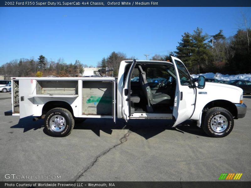 Oxford White / Medium Flint 2002 Ford F350 Super Duty XL SuperCab 4x4 Chassis