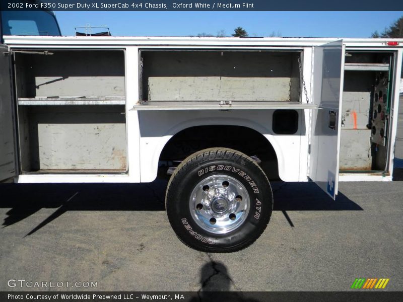 Oxford White / Medium Flint 2002 Ford F350 Super Duty XL SuperCab 4x4 Chassis