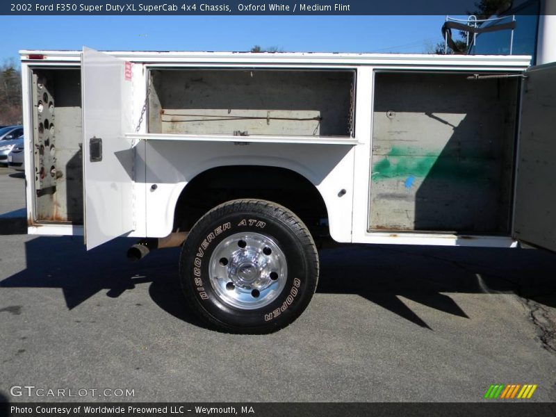 Oxford White / Medium Flint 2002 Ford F350 Super Duty XL SuperCab 4x4 Chassis