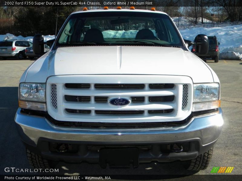 Oxford White / Medium Flint 2002 Ford F350 Super Duty XL SuperCab 4x4 Chassis