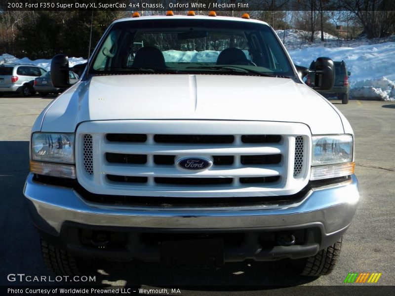 Oxford White / Medium Flint 2002 Ford F350 Super Duty XL SuperCab 4x4 Chassis