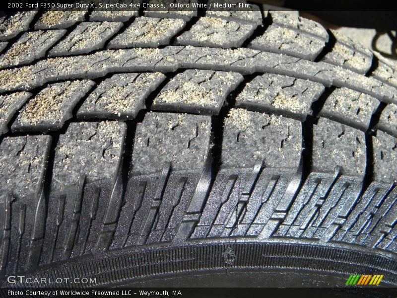 Oxford White / Medium Flint 2002 Ford F350 Super Duty XL SuperCab 4x4 Chassis