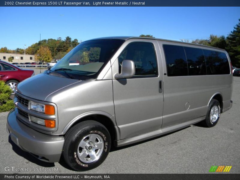 Front 3/4 View of 2002 Express 1500 LT Passenger Van
