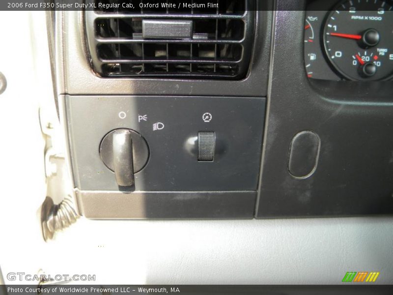 Oxford White / Medium Flint 2006 Ford F350 Super Duty XL Regular Cab