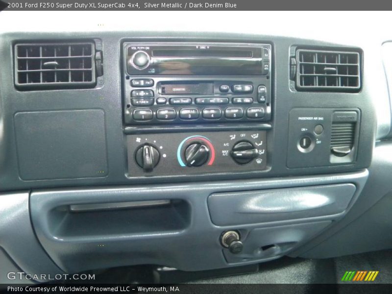 Silver Metallic / Dark Denim Blue 2001 Ford F250 Super Duty XL SuperCab 4x4