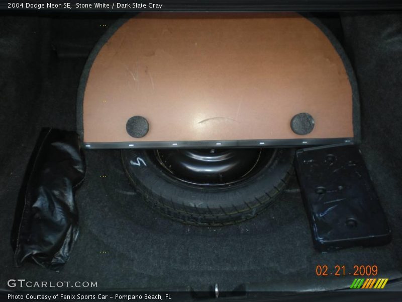 Stone White / Dark Slate Gray 2004 Dodge Neon SE