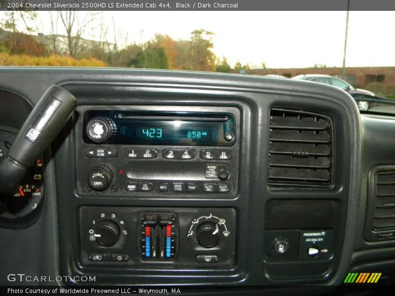 Black / Dark Charcoal 2004 Chevrolet Silverado 2500HD LS Extended Cab 4x4