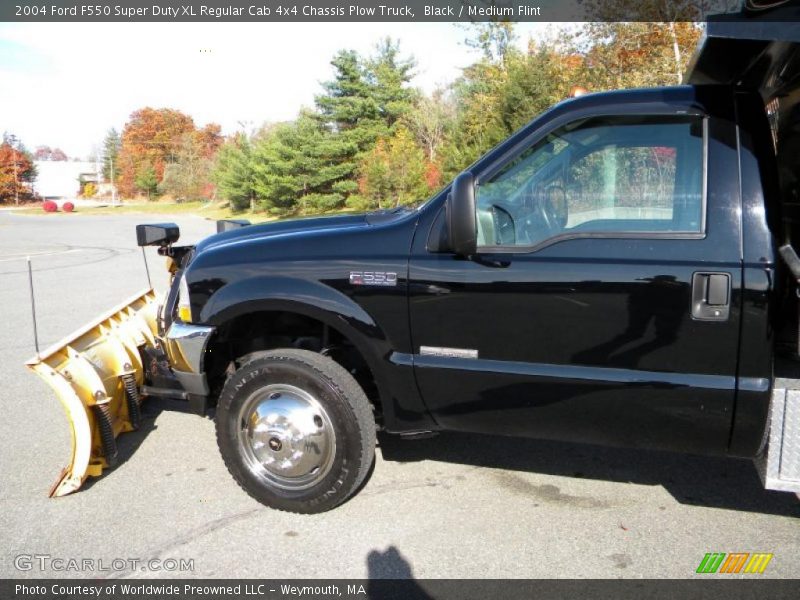 Black / Medium Flint 2004 Ford F550 Super Duty XL Regular Cab 4x4 Chassis Plow Truck