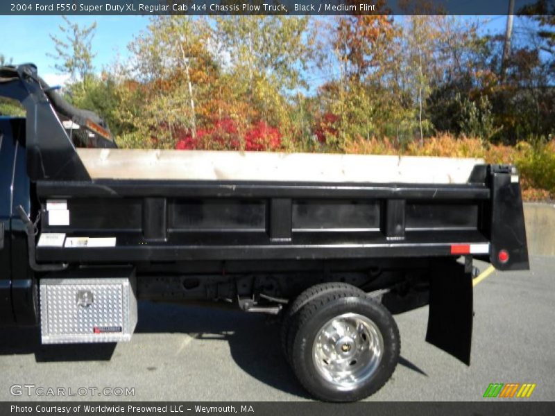 Black / Medium Flint 2004 Ford F550 Super Duty XL Regular Cab 4x4 Chassis Plow Truck