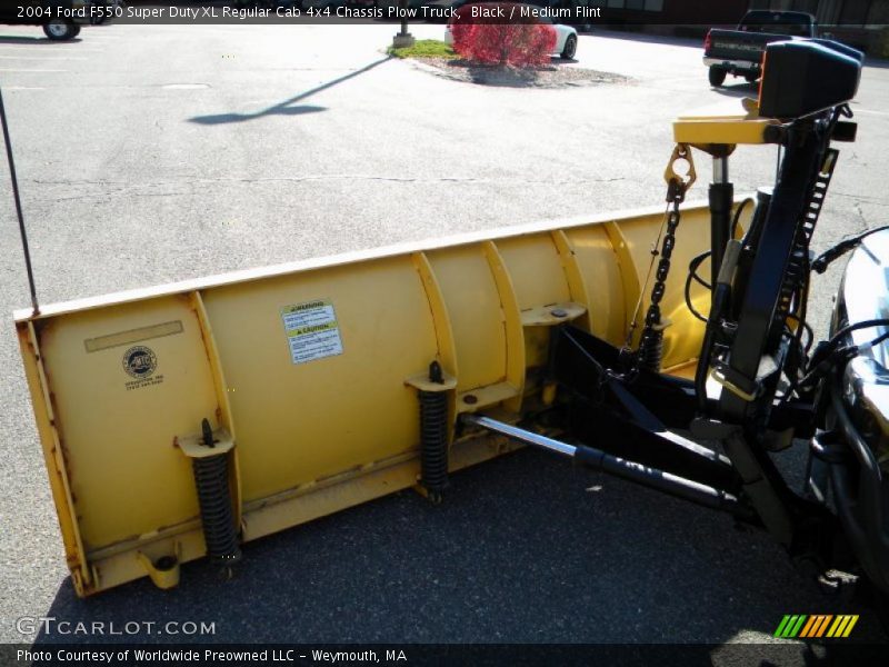 Black / Medium Flint 2004 Ford F550 Super Duty XL Regular Cab 4x4 Chassis Plow Truck