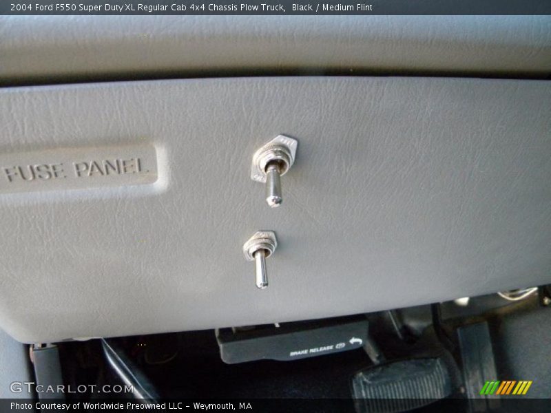 Black / Medium Flint 2004 Ford F550 Super Duty XL Regular Cab 4x4 Chassis Plow Truck