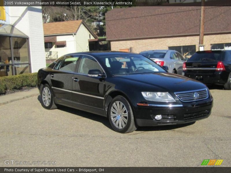 Front 3/4 View of 2005 Phaeton V8 4Motion Sedan