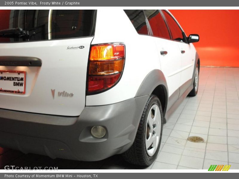 Frosty White / Graphite 2005 Pontiac Vibe
