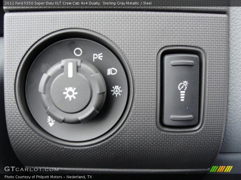 Controls of 2011 F350 Super Duty XLT Crew Cab 4x4 Dually