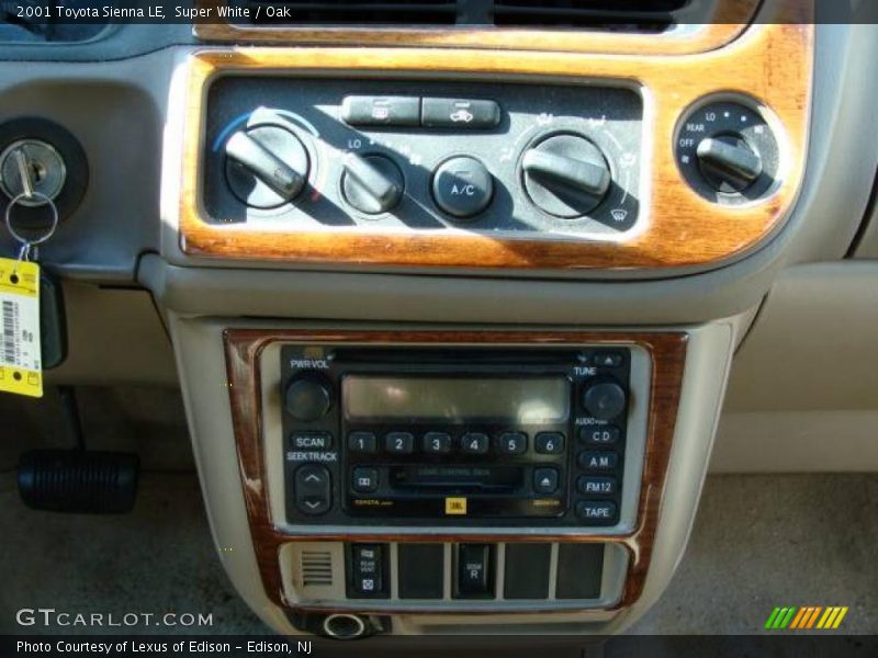 Super White / Oak 2001 Toyota Sienna LE