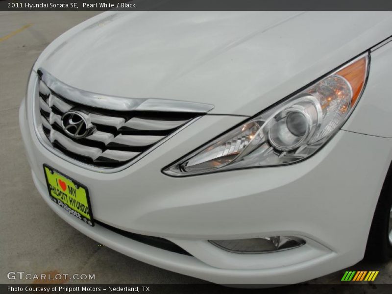 Pearl White / Black 2011 Hyundai Sonata SE