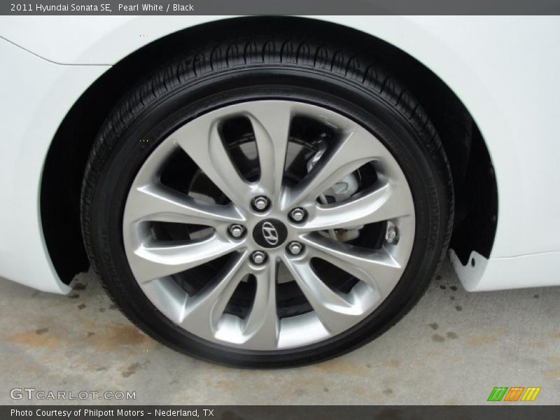 Pearl White / Black 2011 Hyundai Sonata SE