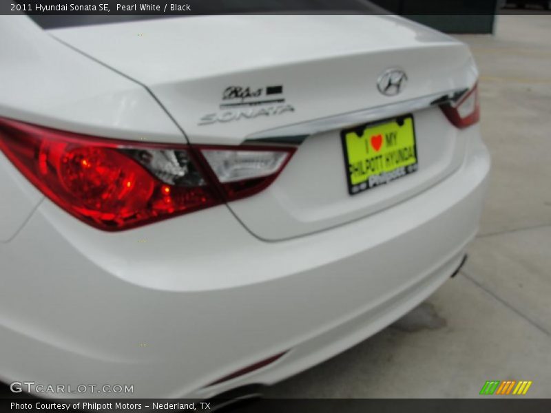 Pearl White / Black 2011 Hyundai Sonata SE