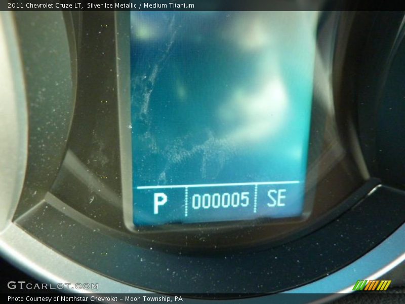 Silver Ice Metallic / Medium Titanium 2011 Chevrolet Cruze LT
