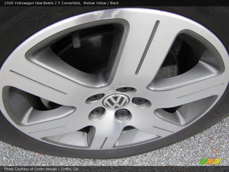 Mellow Yellow / Black 2006 Volkswagen New Beetle 2.5 Convertible