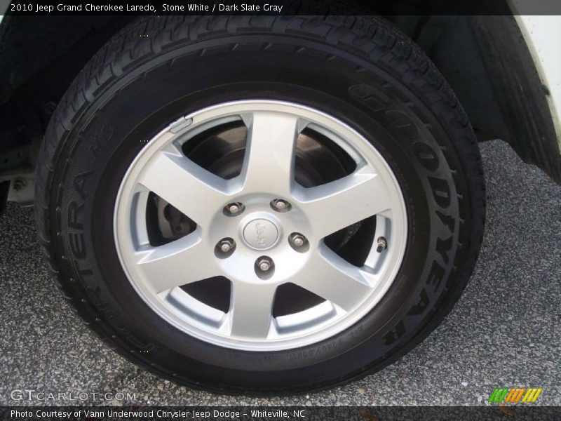 Stone White / Dark Slate Gray 2010 Jeep Grand Cherokee Laredo