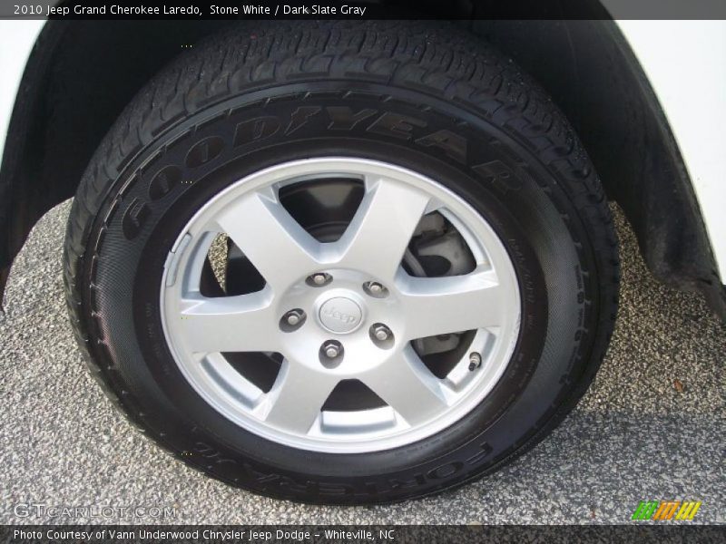 Stone White / Dark Slate Gray 2010 Jeep Grand Cherokee Laredo