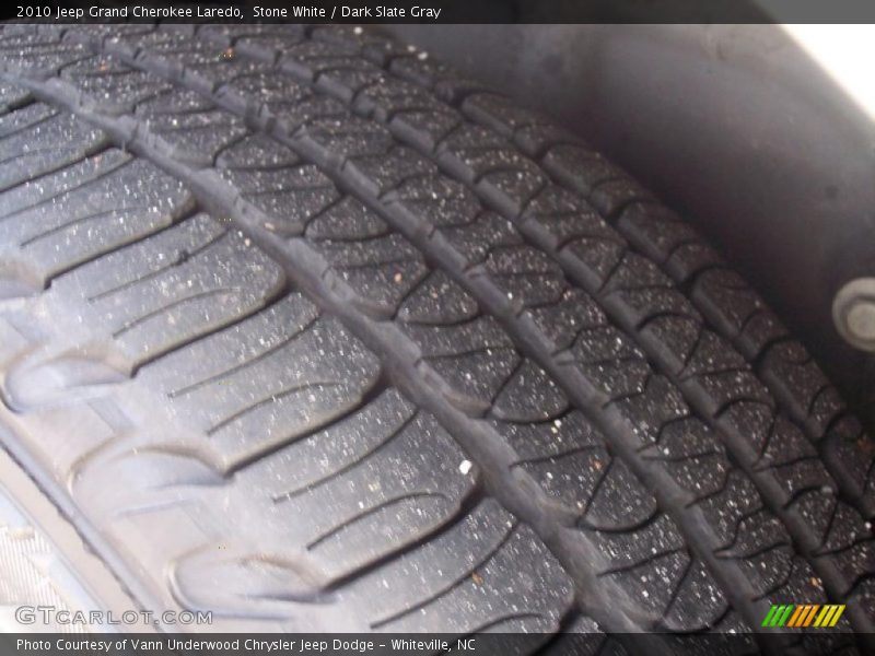 Stone White / Dark Slate Gray 2010 Jeep Grand Cherokee Laredo