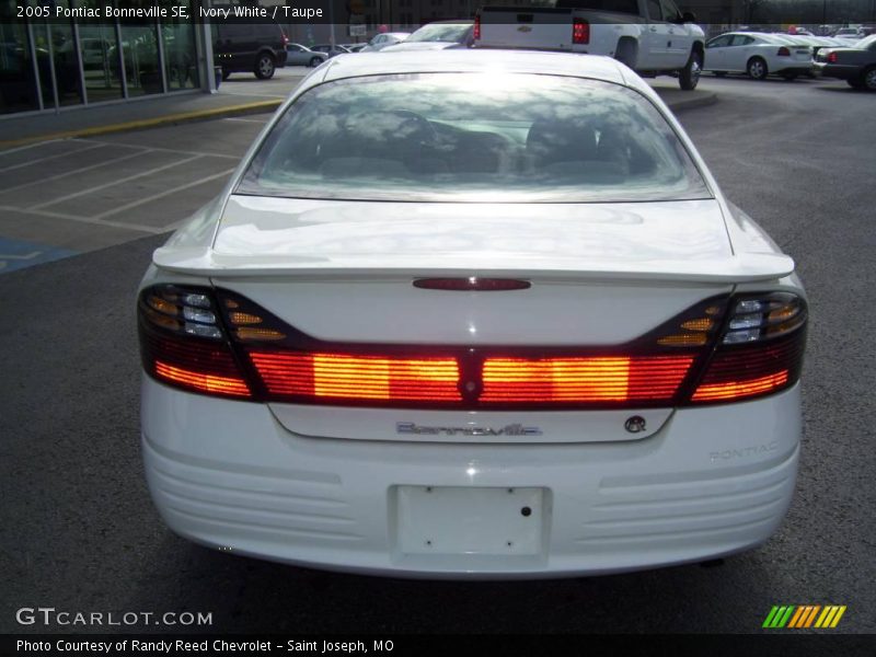 Ivory White / Taupe 2005 Pontiac Bonneville SE