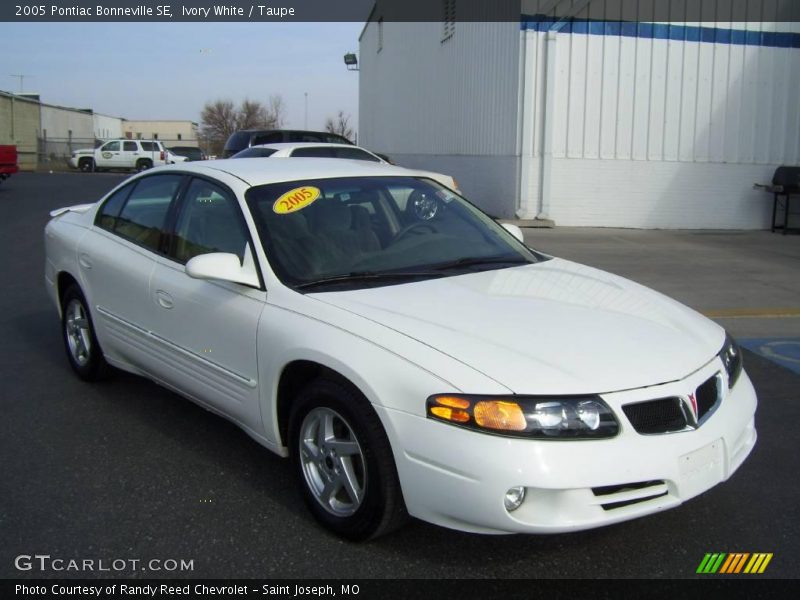 Ivory White / Taupe 2005 Pontiac Bonneville SE