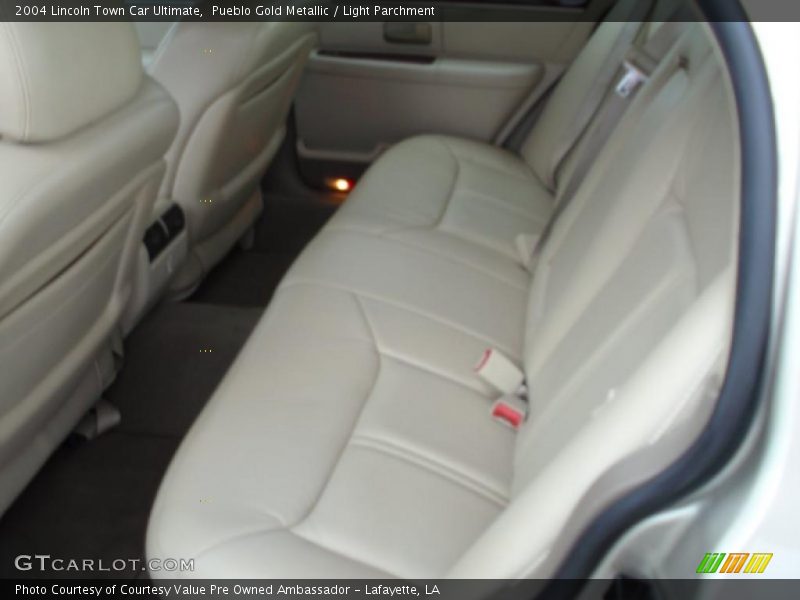 Pueblo Gold Metallic / Light Parchment 2004 Lincoln Town Car Ultimate