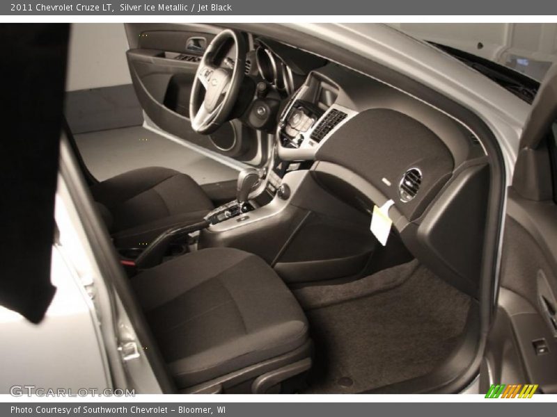 Silver Ice Metallic / Jet Black 2011 Chevrolet Cruze LT