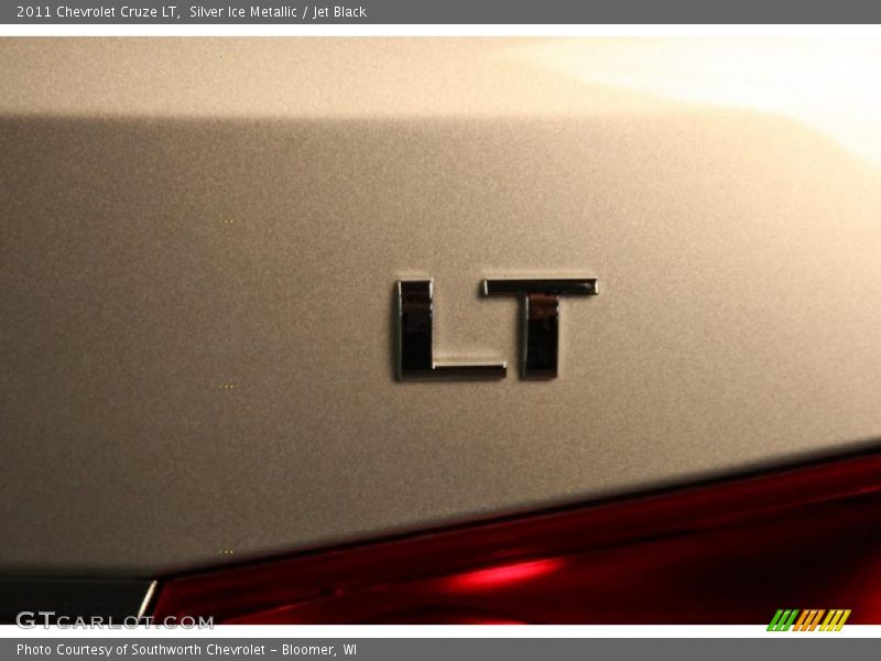 Silver Ice Metallic / Jet Black 2011 Chevrolet Cruze LT
