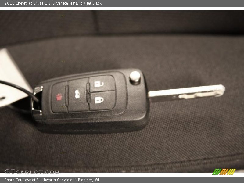 Silver Ice Metallic / Jet Black 2011 Chevrolet Cruze LT